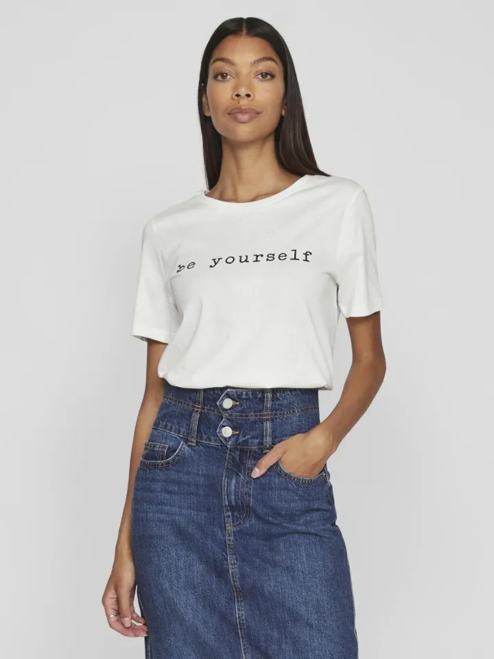 be_yourself_tshirt_whiteb_0.webp Vila T-Shirts<BE YOURSELF T-SHIRT (WHITE/BLACK)