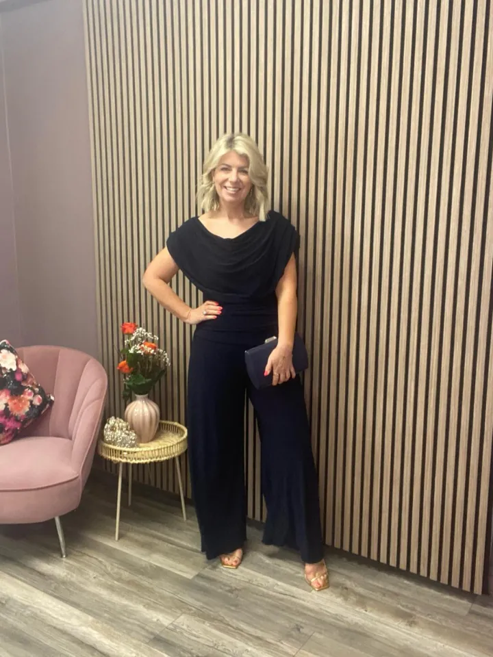carbon_jersey_jumpsuit_na_4-1.webp Atom Jumpsuits | Occasionwear<CARBON JERSEY JUMPSUIT (NAVY) CURVE