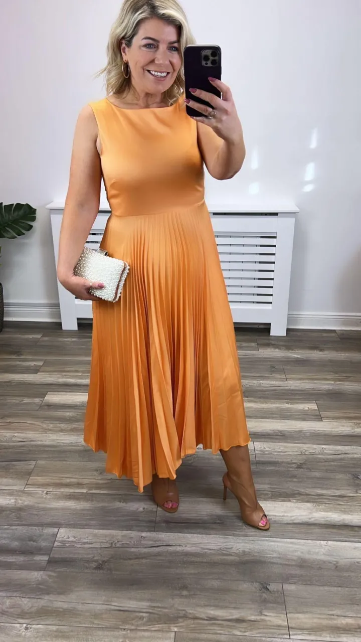 clementine_pleated_dress__1.webp Closet Occasionwear<Clementine Pleated Dress (Peach)