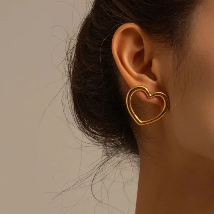 heart_me_earrings_gold_1.webp Folie A Trois Jewellery<HEART ME EARRINGS (GOLD)