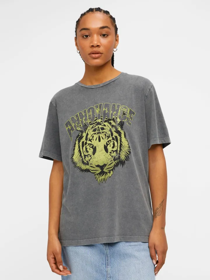 klara_printed_tshirt_blac_2.webp Object T-Shirts<KLARA PRINTED T-SHIRT (BLACK/ACID WASH)