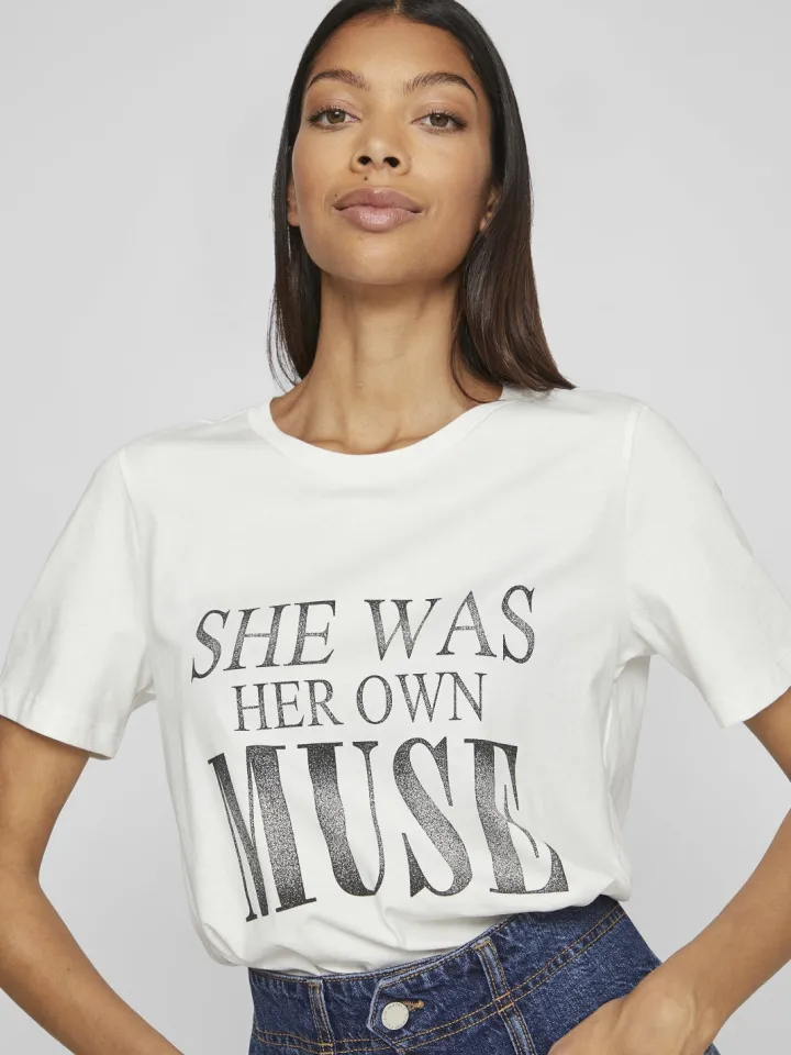muse_tshirt_whiteblack_1.webp Vila T-Shirts<MUSE T-SHIRT (WHITE/BLACK)