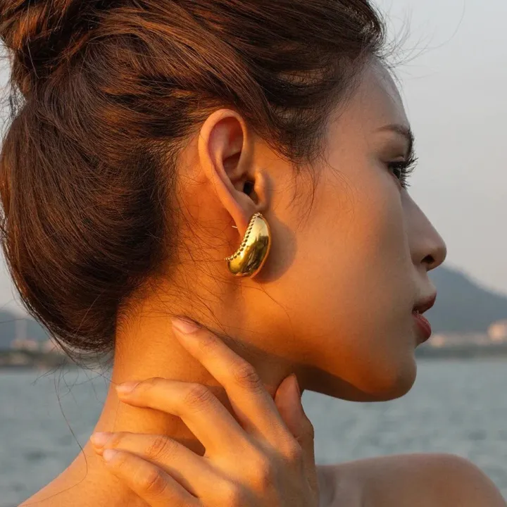 phoebe_earrings_gold_1.webp Folie A Trois Jewellery<PHOEBE EARRINGS (GOLD)