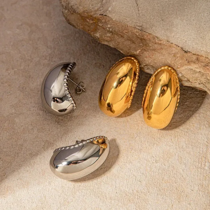 phoebe_earrings_gold_2.webp Folie A Trois Jewellery<PHOEBE EARRINGS (GOLD)