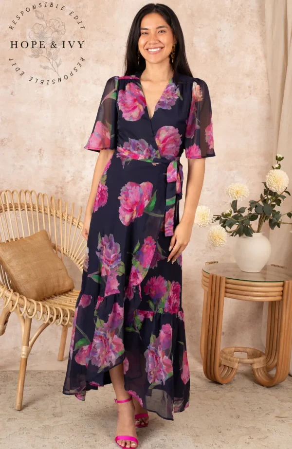 Hope & Ivy Occasionwear<THE ASHIA FLUTTER SLEEVE MAXI WRAP DRESS (NAVY/PINK) CURVE