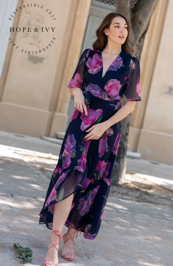 Hope & Ivy Occasionwear<THE ASHIA FLUTTER SLEEVE MAXI WRAP DRESS (NAVY/PINK) CURVE