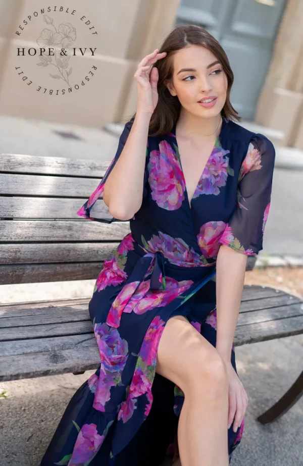 Hope & Ivy Occasionwear<THE ASHIA FLUTTER SLEEVE MAXI WRAP DRESS (NAVY/PINK) CURVE