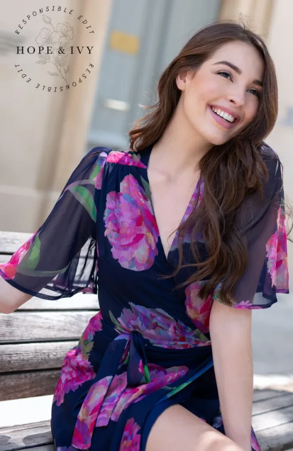 Hope & Ivy Occasionwear<THE ASHIA FLUTTER SLEEVE MAXI WRAP DRESS (NAVY/PINK) CURVE