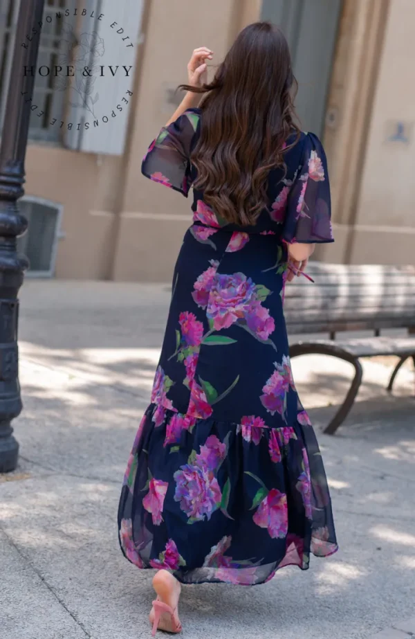 Hope & Ivy Occasionwear<THE ASHIA FLUTTER SLEEVE MAXI WRAP DRESS (NAVY/PINK) CURVE