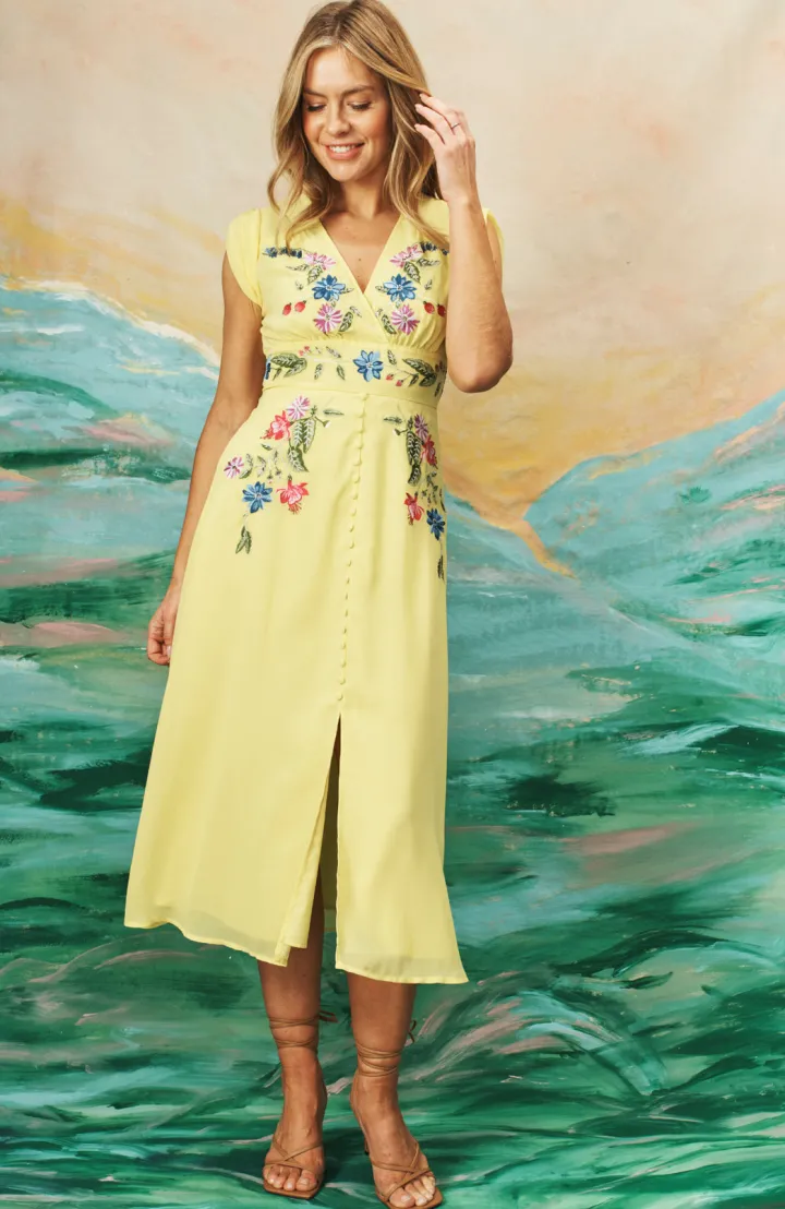 the_buttercup_embroidered_2.webp Hope & Ivy Occasionwear | Dresses<The Buttercup Embroidered Front Button Midi Dress