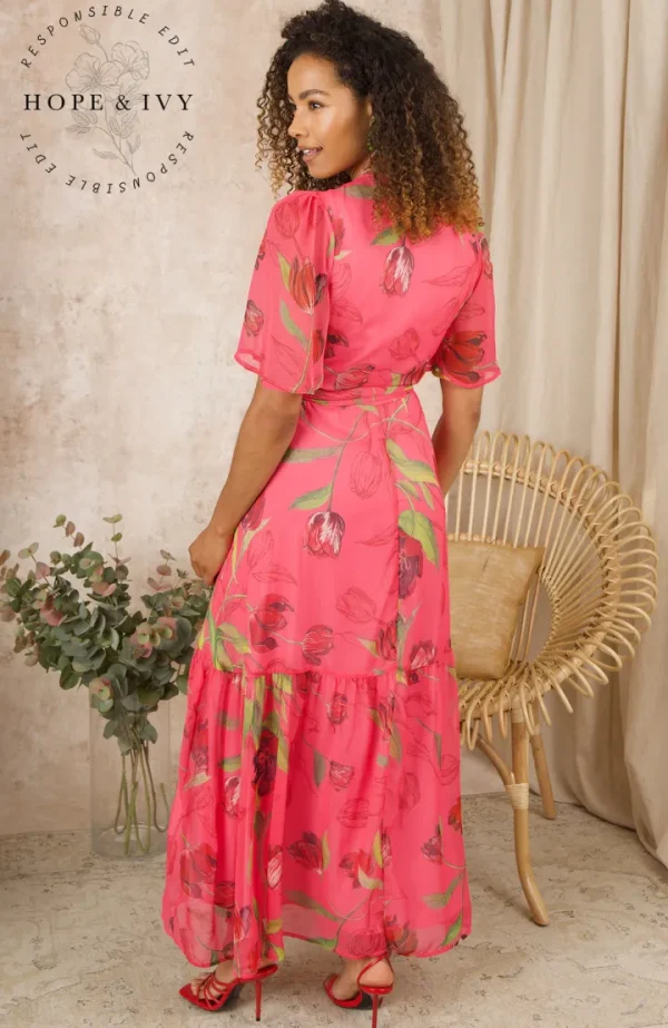 Hope & Ivy Occasionwear<THE HARMONY FLUTTER SLEEVE MAXI WRAP DRESS (PINK FLORAL) CURVE