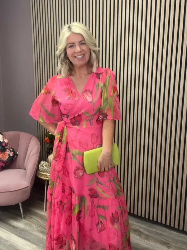 Hope & Ivy Occasionwear<THE HARMONY FLUTTER SLEEVE MAXI WRAP DRESS (PINK FLORAL)