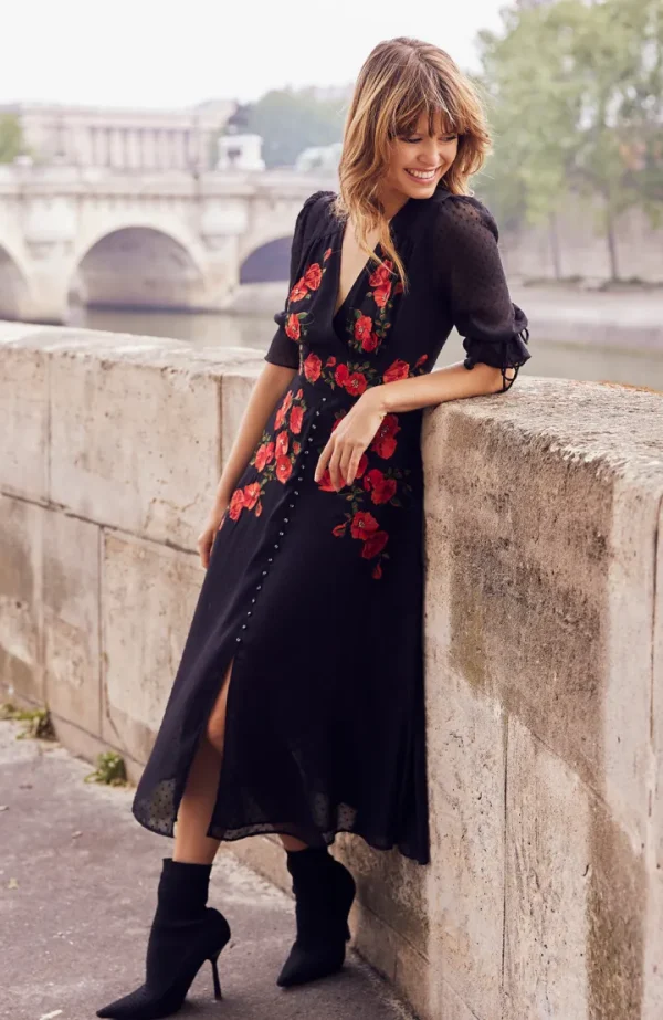 Hope & Ivy Occasionwear<The Viola Dobby Mesh Embroidered Midi Dress With Tie Sleeves Curve